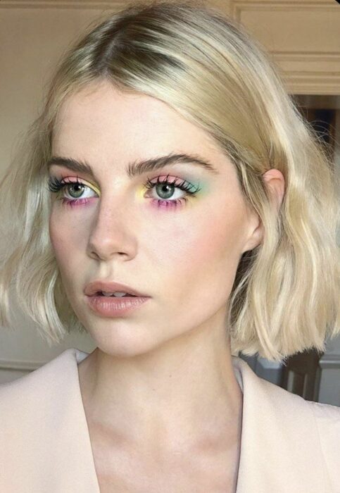 Chica con un maquillaje de diferentes colores estilo Barbie