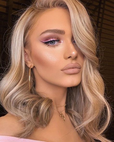 Chica con un maquillaje de diferentes colores estilo Barbie