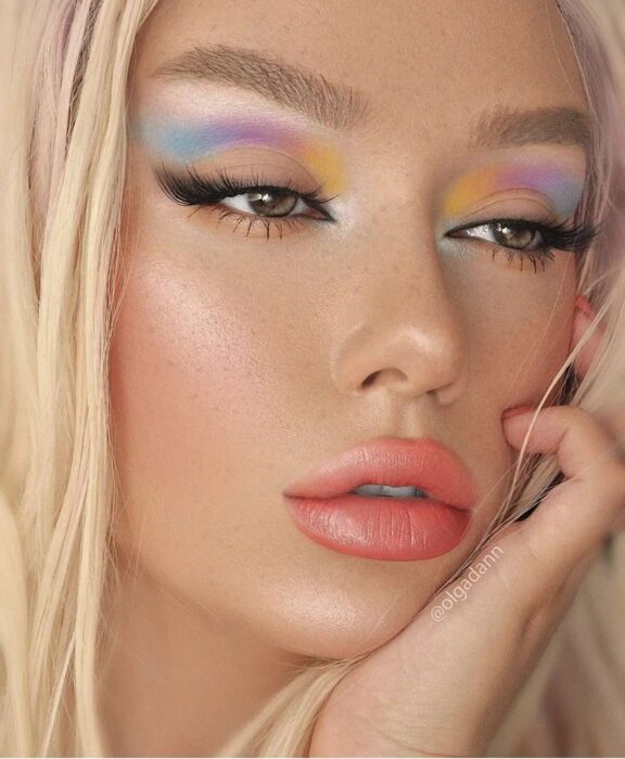 Chica con un maquillaje de diferentes colores estilo Barbie