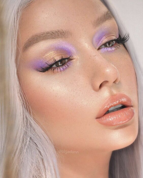 Chica con un maquillaje de diferentes colores estilo Barbie