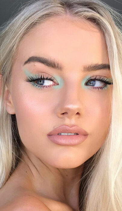 Chica con un maquillaje de diferentes colores estilo Barbie