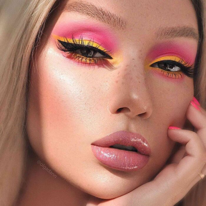Chica con un maquillaje de diferentes colores estilo Barbie