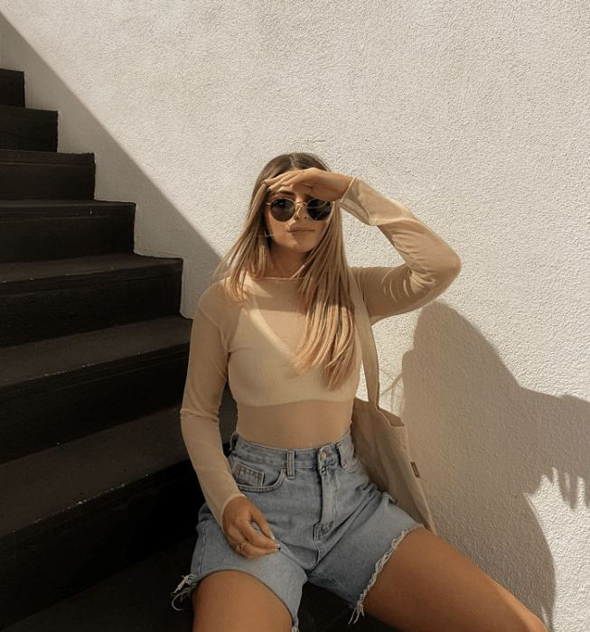 Chica de cabello largo usando lentes de sol, camiseta, camisa, top, sudadera, crop top, blusa oversized, corta, de manga larga, abombadas, con botones, en colores variados