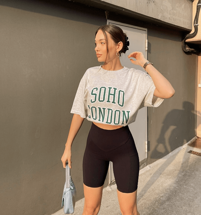 Chica de cabello largo usando lentes de sol, camiseta, camisa, top, sudadera, crop top