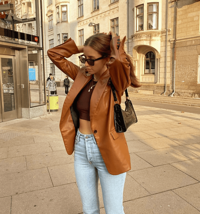 Chica de cabello largo usando lentes de sol, camiseta, camisa, top, sudadera