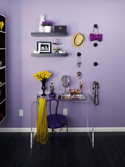 Tocador sobre mesa de acrílico; 15 Lindas ideas de estaciones de maquillaje para espacios chiquitos