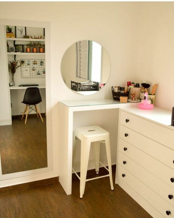 Tocador improvisado en pared; 15 Lindas ideas de estaciones de maquillaje para espacios chiquitos