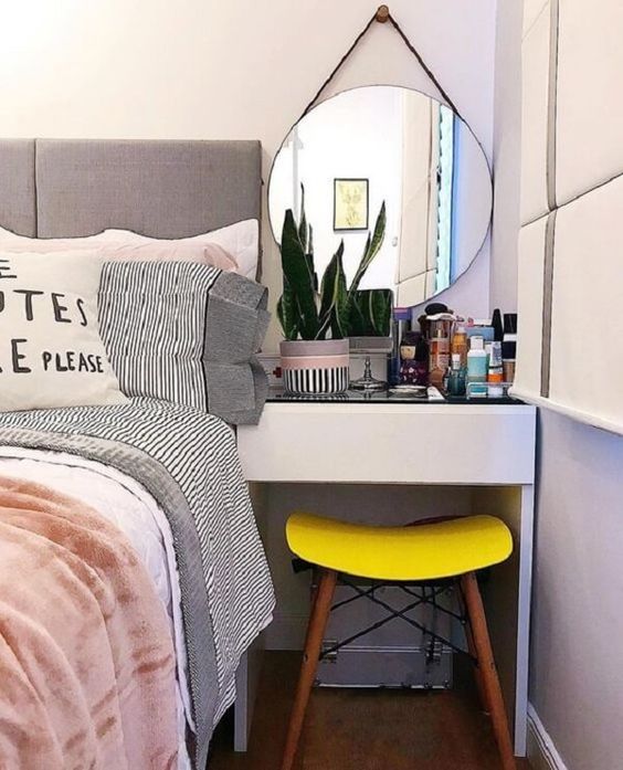 Tocador junto a una cama; 15 Lindas ideas de estaciones de maquillaje para espacios chiquitos