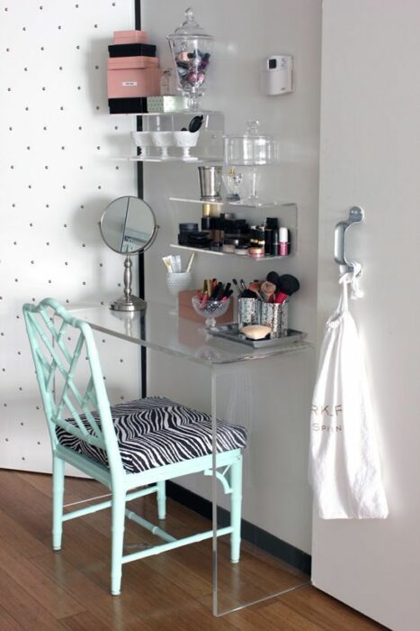 Tocador con silla reclinada; 15 Lindas ideas de estaciones de maquillaje para espacios chiquitos