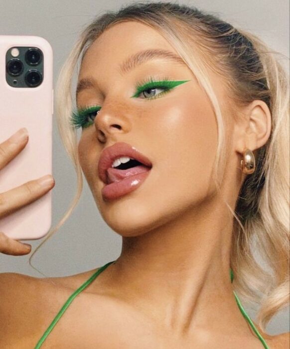 chica con maquillaje simple y delineado en verde; 15 Maquillajes en tonos verde para reconectar con la naturaleza