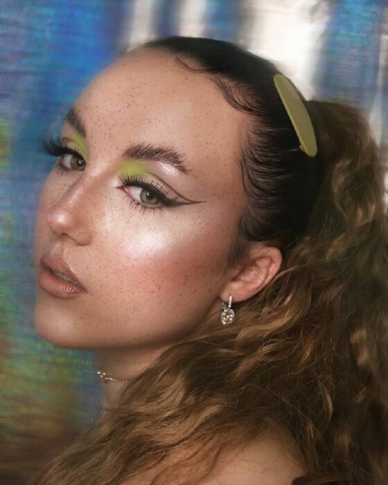 chica con delineado doble y sombra verde olivo; 15 Maquillajes en tonos verde para reconectar con la naturaleza