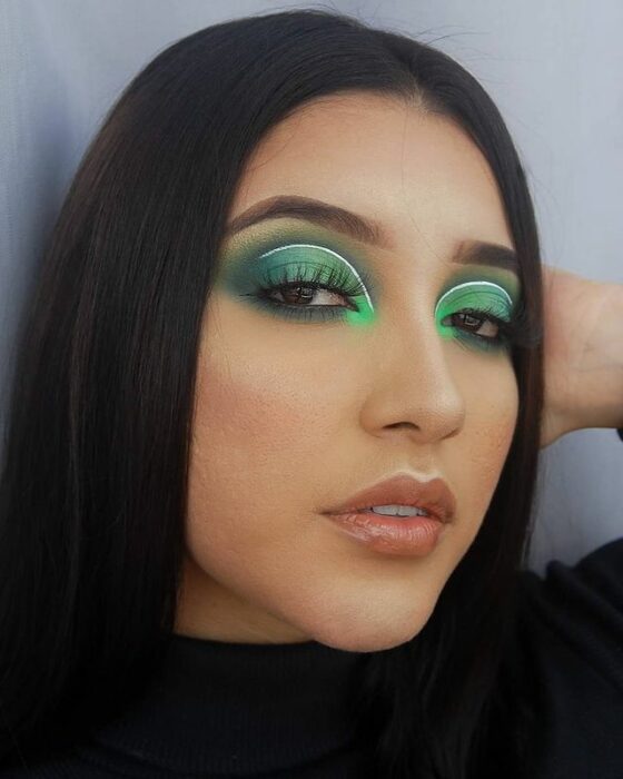 chica con maquillaje en tono verde en contraste con fluorescente; 15 Maquillajes en tonos verde para reconectar con la naturaleza