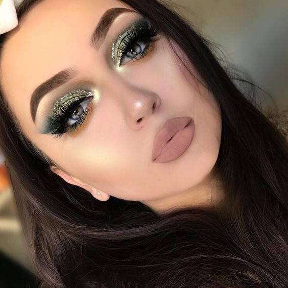 chica con maquillaje en tono verde con glitter y labial café; 15 Maquillajes en tonos verde para reconectar con la naturaleza