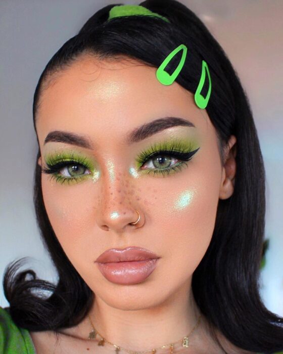 chica con maquillaje en tono verde limón; 15 Maquillajes en tonos verde para reconectar con la naturaleza