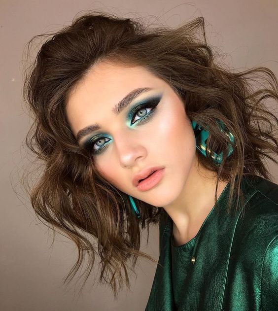 chica con maquillaje en tono verde de efecto metálico; 15 Maquillajes en tonos verde para reconectar con la naturaleza