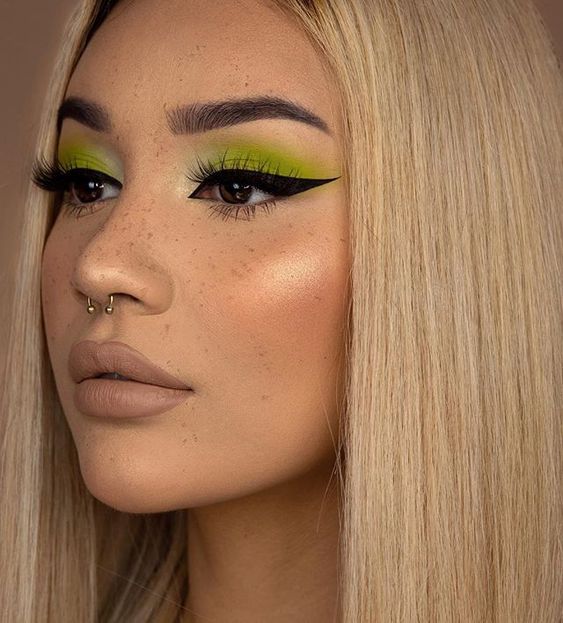 chica con maquillaje en tono verde limón con delineado negro; 15 Maquillajes en tonos verde para reconectar con la naturaleza