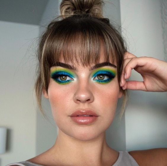 chica con maquillaje doble en tono azul y verde limón; 15 Maquillajes en tonos verde para reconectar con la naturaleza