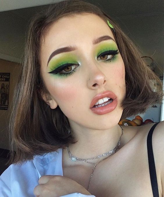 chica con sombras duo en ojos en tonalidades verde; 15 Maquillajes en tonos verde para reconectar con la naturaleza