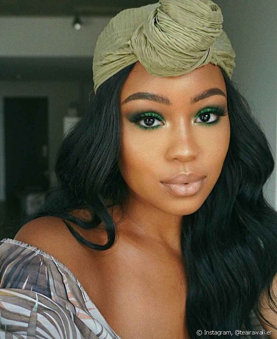 chica con maquillaje en tono verde con glitter; 15 Maquillajes en tonos verde para reconectar con la naturaleza