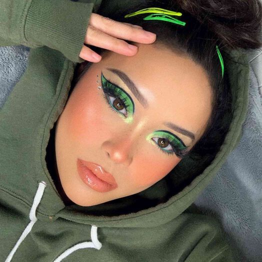 chica con maquillaje verde limón con glitter y delineado en negro; 15 Maquillajes en tonos verde para reconectar con la naturaleza