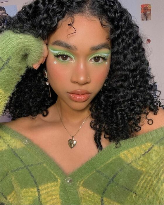 chica morena con maquillaje de ojos en verde césped con decorado de perlas; 15 Maquillajes en tonos verde para reconectar con la naturaleza