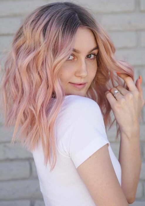 chica con cabello teñido en tonos amarillo y rose gold; 14 Pruebas de que el tinte rose blonde es la nueva tendencia