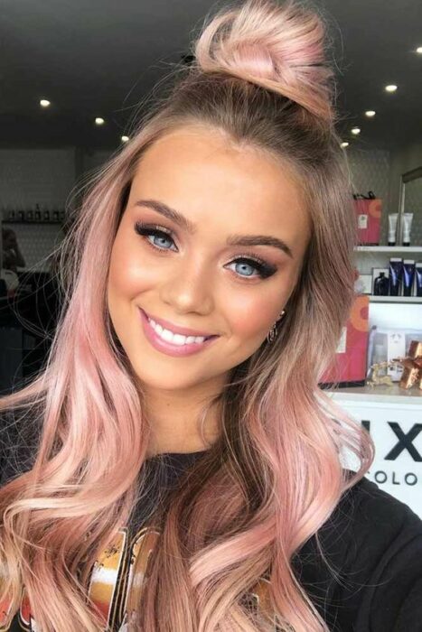 chica con cabello teñido en rose gold con castaño; 14 Pruebas de que el tinte rose blonde es la nueva tendencia