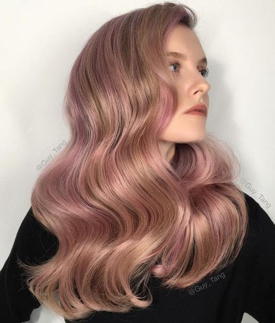 chica con cabello teñido en tono rose gold oscuro; 14 Pruebas de que el tinte rose blonde es la nueva tendencia