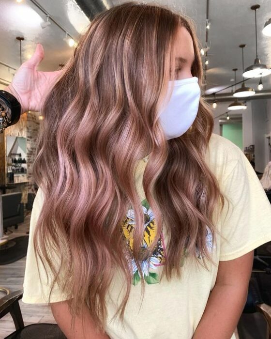 chica con cabello teñido en rose gold con mechas; 14 Pruebas de que el tinte rose blonde es la nueva tendencia
