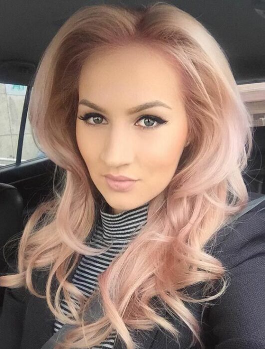 chica con cabello teñido en tono rosa pálido; 14 Pruebas de que el tinte rose blonde es la nueva tendencia