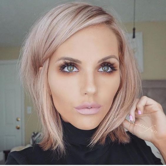 chica con cabello teñido en rose gold platinado; 14 Pruebas de que el tinte rose blonde es la nueva tendencia