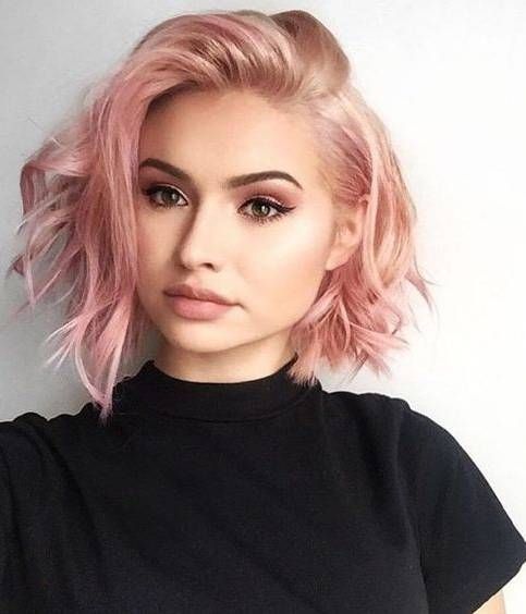 chica con corte pixie y cabello rosa; 14 Pruebas de que el tinte rose blonde es la nueva tendencia