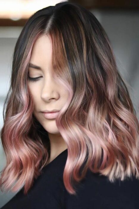 chica con cabello teñido en tono rose de las puntas; 14 Pruebas de que el tinte rose blonde es la nueva tendencia