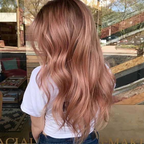 chica con cabello en ondas en tono rose; 14 Pruebas de que el tinte rose blonde es la nueva tendencia