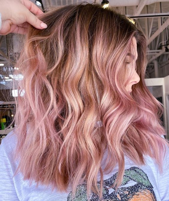 chica con cabello teñido en tono rose con platinos; 14 Pruebas de que el tinte rose blonde es la nueva tendencia