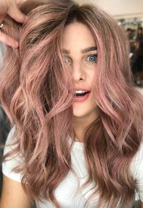 chica con cabello chocolate y detalles en rose gold; 14 Pruebas de que el tinte rose blonde es la nueva tendencia