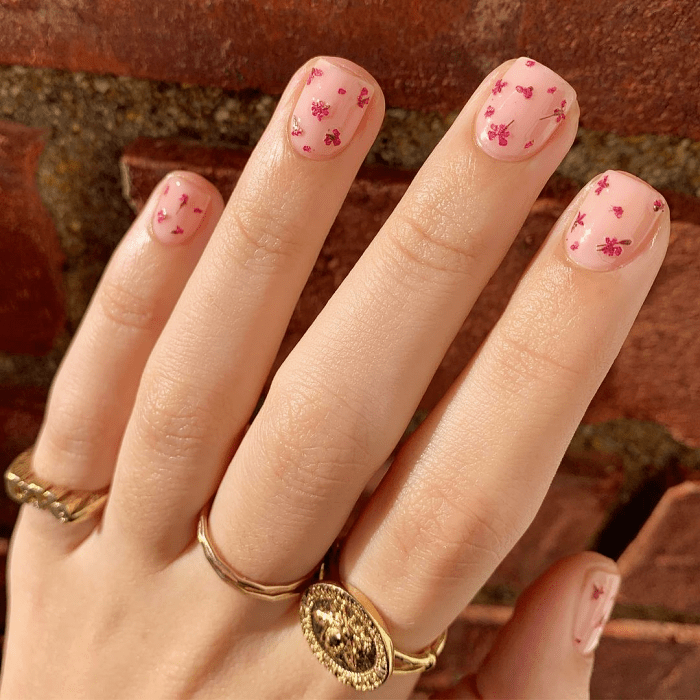 uñas decoradas con flores en tono neutro