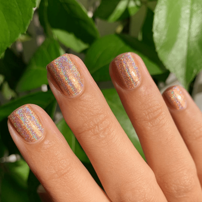 uñas con esmalte holográfico