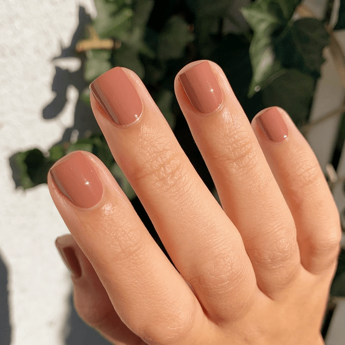 uñas en un tono cálido