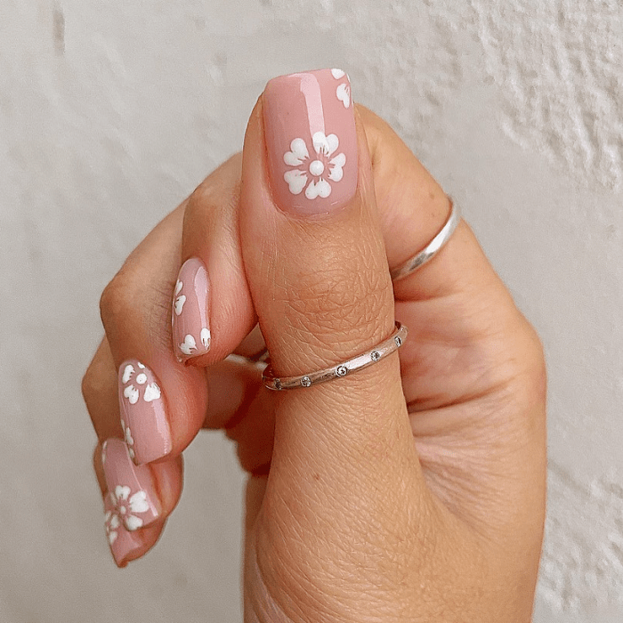 uñas con flores artesanales