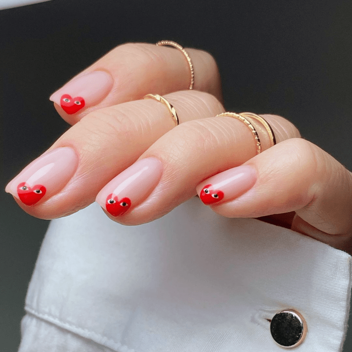 uñas con un corazón colorido