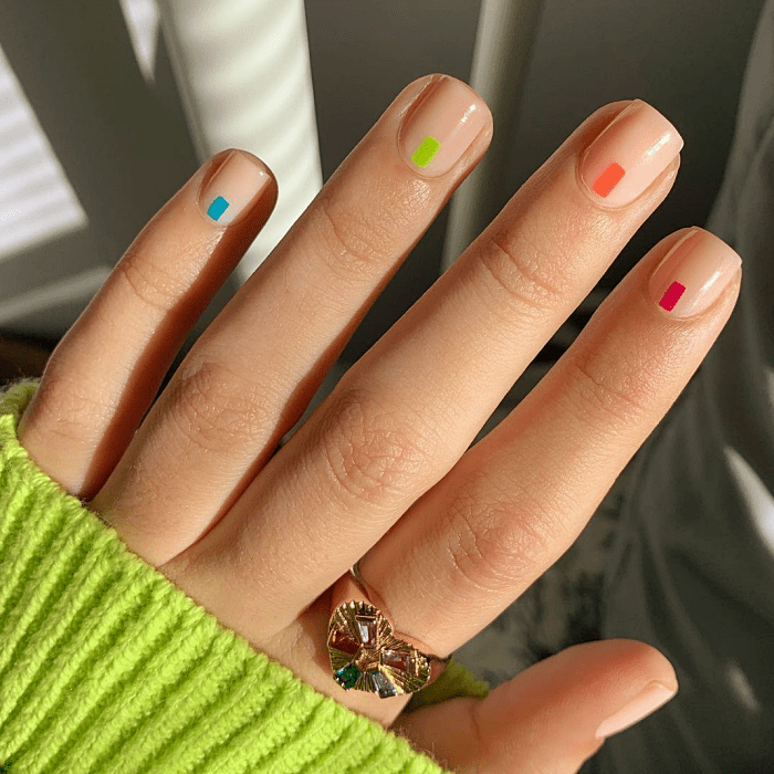 uñas con detalles en tonos neón