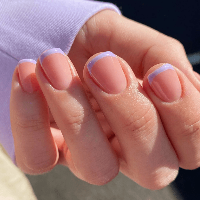 uñas con diseño francés en lila pastel