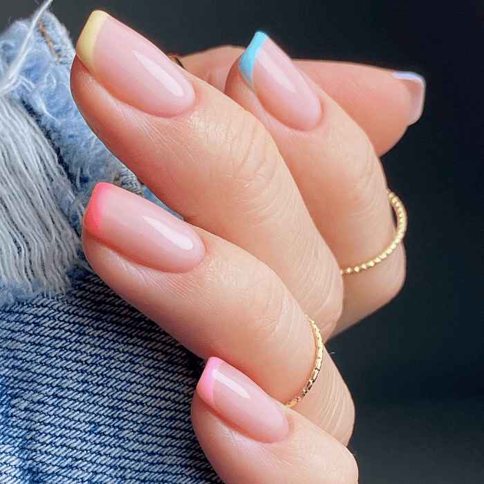uñas con combinación de tonos pastel