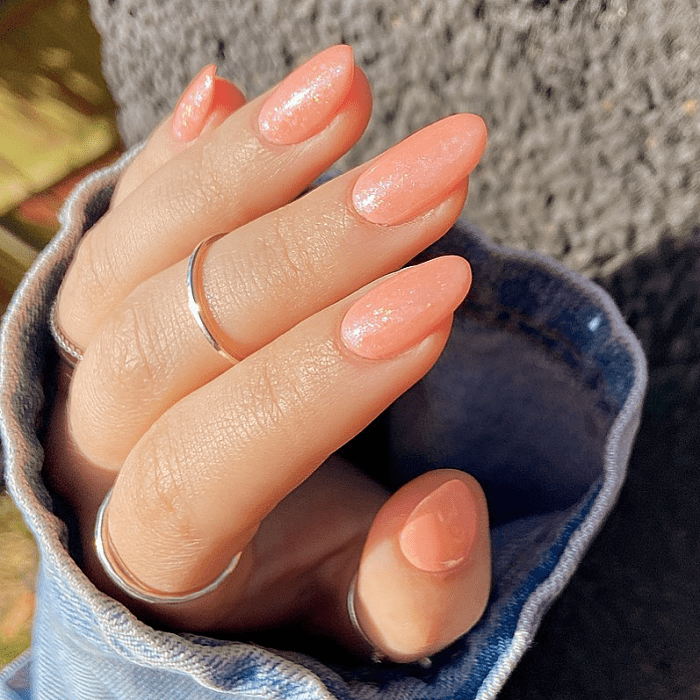 uñas en un color vibrante