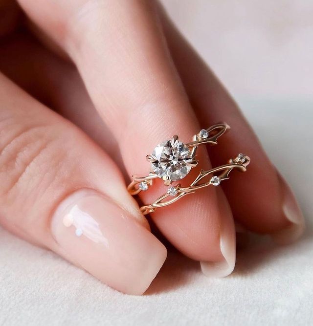 Anillo de compromiso dorado con piedra blanca