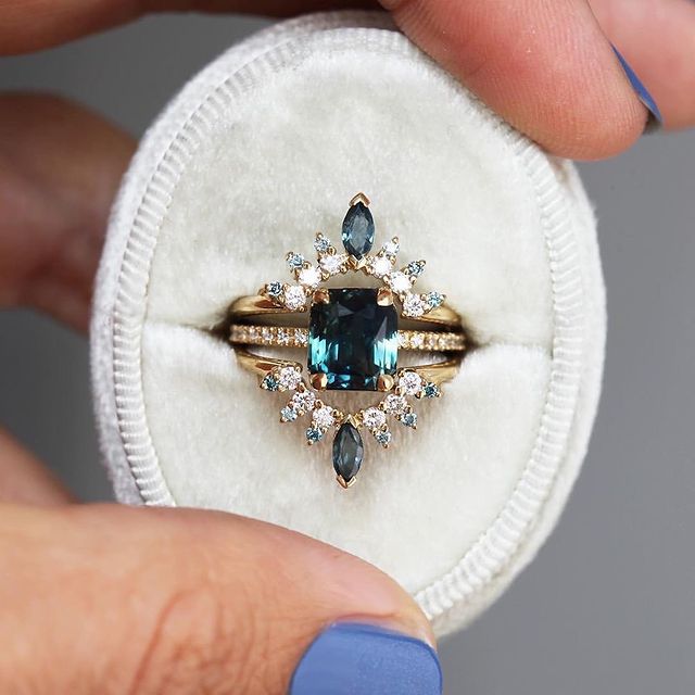 Anillo de compromiso dorado con piedra verde
