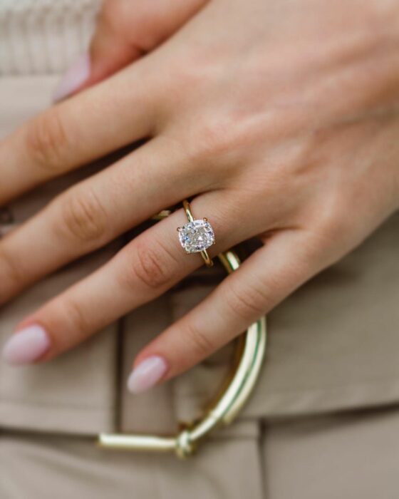 Anillo de compromiso dorado con piedra transparente