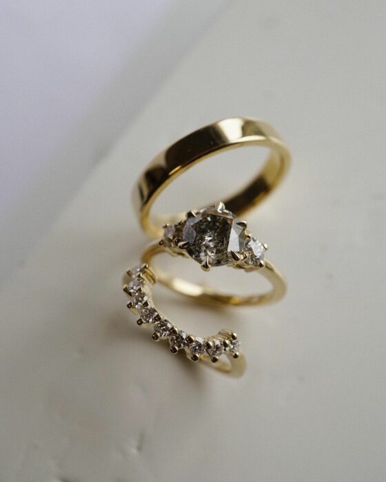 Anillo de compromiso dorado con piedra blanca