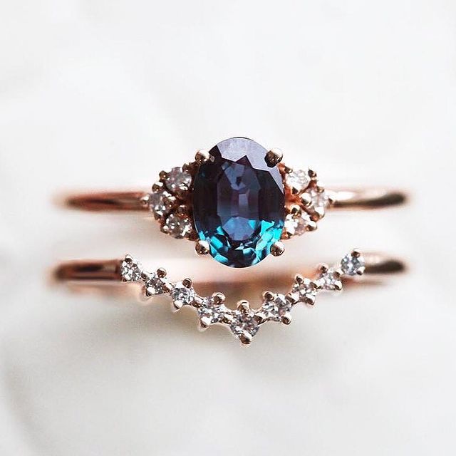 Anillo de compromiso dorado con piedra azul